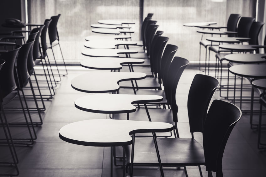 Aula formazione con banchi